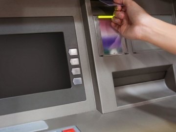 Что делать, если банкомат забрал карту и не отдает?