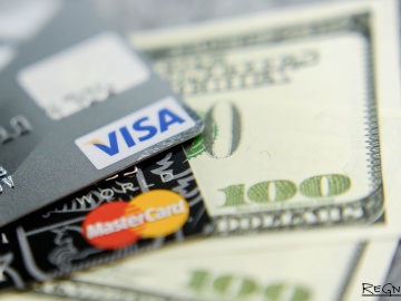 Что сложнее обслуживать: кредитную или дебетовую карту?